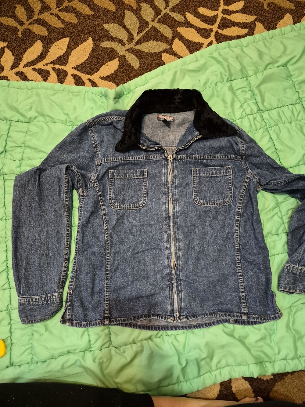 Vintage %100 cotton denim with faux fur collar.
